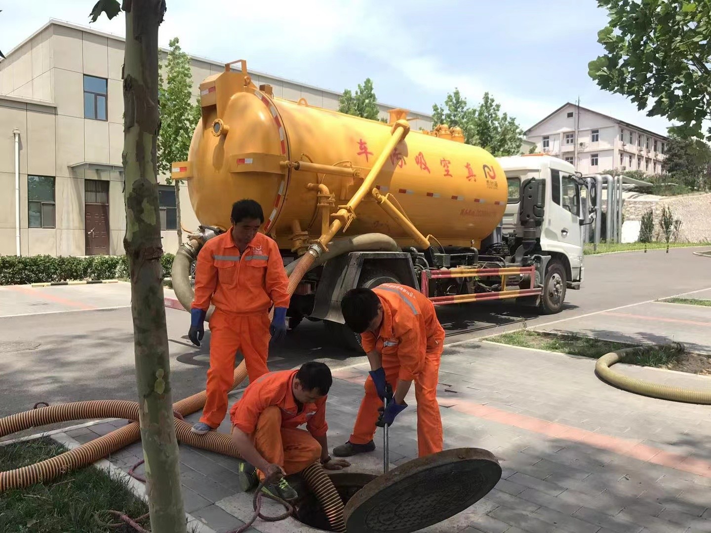 梧州管道疏通车停在窨井附近